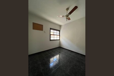 Casa à venda com 321m², 5 quartos e 3 vagas Casa à venda com 321m², 5 quartos e 3 vagasQuarto