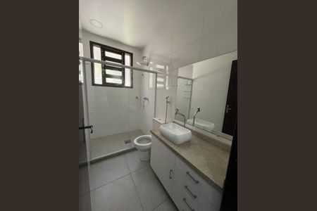 Casa à venda com 321m², 5 quartos e 3 vagas Casa à venda com 321m², 5 quartos e 3 vagasBanheiro