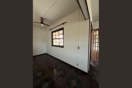 Casa à venda com 321m², 5 quartos e 3 vagas Casa à venda com 321m², 5 quartos e 3 vagasQuarto