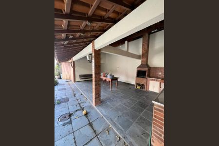 Casa à venda com 321m², 5 quartos e 3 vagas Casa à venda com 321m², 5 quartos e 3 vagasÁrea externa