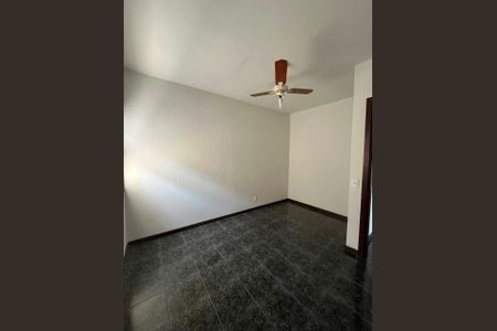 Casa à venda com 321m², 5 quartos e 3 vagas Casa à venda com 321m², 5 quartos e 3 vagasQuarto