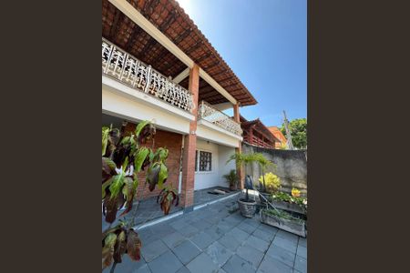 Casa à venda com 321m², 5 quartos e 3 vagas Casa à venda com 321m², 5 quartos e 3 vagasFachada