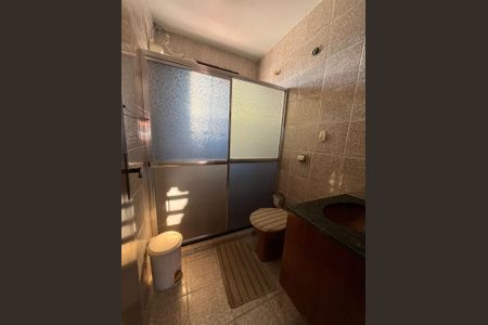 Casa à venda com 321m², 5 quartos e 3 vagas Casa à venda com 321m², 5 quartos e 3 vagasBanheiro