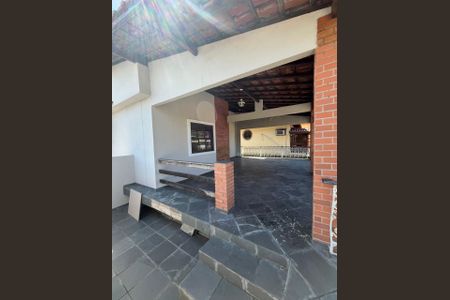 Casa à venda com 321m², 5 quartos e 3 vagas Casa à venda com 321m², 5 quartos e 3 vagasÁrea externa