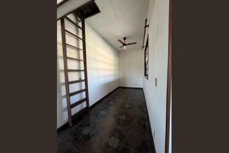 Casa à venda com 321m², 5 quartos e 3 vagas Casa à venda com 321m², 5 quartos e 3 vagasCoredor