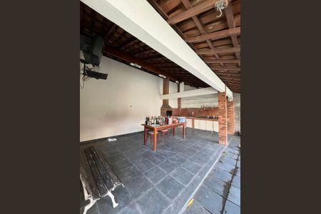 Casa à venda com 321m², 5 quartos e 3 vagas Casa à venda com 321m², 5 quartos e 3 vagasÁrea externa