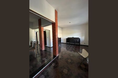 Casa à venda com 321m², 5 quartos e 3 vagas Casa à venda com 321m², 5 quartos e 3 vagasSala