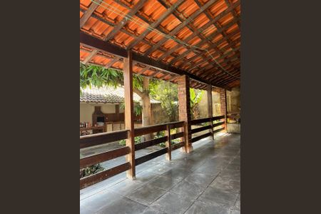 Casa à venda com 321m², 5 quartos e 3 vagas Casa à venda com 321m², 5 quartos e 3 vagasÁrea externa