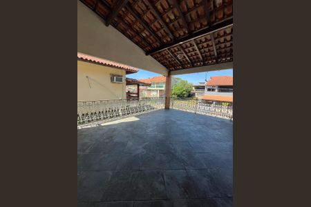 Casa à venda com 321m², 5 quartos e 3 vagas Casa à venda com 321m², 5 quartos e 3 vagasÁrea externa