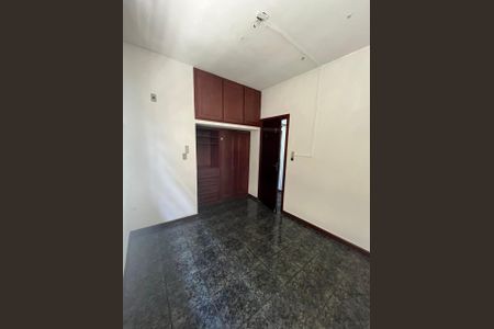 Casa à venda com 321m², 5 quartos e 3 vagas Casa à venda com 321m², 5 quartos e 3 vagasQuarto