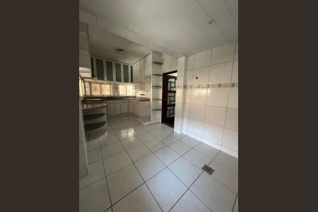 Casa à venda com 321m², 5 quartos e 3 vagas Casa à venda com 321m², 5 quartos e 3 vagasCozinha