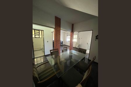 Casa à venda com 321m², 5 quartos e 3 vagas Casa à venda com 321m², 5 quartos e 3 vagasSala