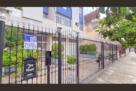 Apartamento para alugar com 47m², 2 quartos e sem vaga Apartamento para alugar com 47m², 2 quartos e sem vagaFachada e portaria com placa