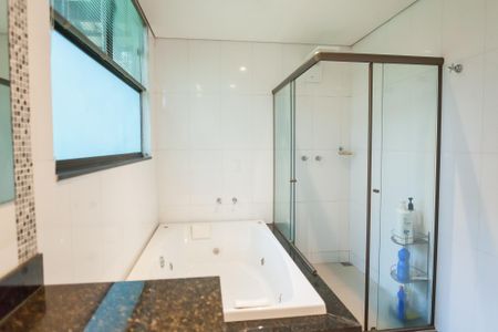 Casa de condomínio à venda com 220m², 3 quartos e 4 vagasBanheiro suite