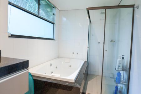 Casa de condomínio à venda com 220m², 3 quartos e 4 vagasBanheiro suite