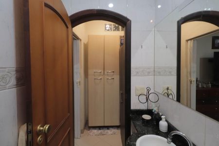 Casa à venda com 200m², 2 quartos e 3 vagasBanheiro da Suíte 2