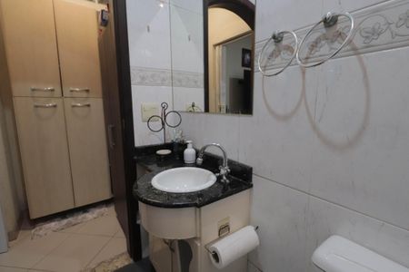 Casa à venda com 200m², 2 quartos e 3 vagasBanheiro da Suíte 2