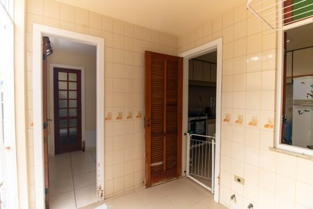 Casa à venda com 300m², 5 quartos e 2 vagas Casa à venda com 300m², 5 quartos e 2 vagasÁrea de Serviço