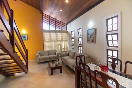 Sala de casa à venda com 5 quartos, 300m² em Piratininga, Niterói