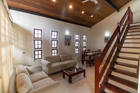 Casa à venda com 300m², 5 quartos e 2 vagas Casa à venda com 300m², 5 quartos e 2 vagasSala