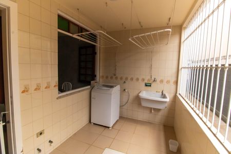 Casa à venda com 300m², 5 quartos e 2 vagas Casa à venda com 300m², 5 quartos e 2 vagasÁrea de Serviço