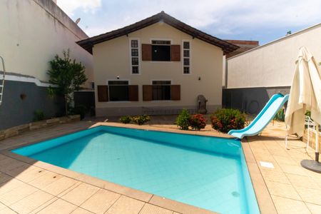 Casa à venda com 300m², 5 quartos e 2 vagas Casa à venda com 300m², 5 quartos e 2 vagasÁrea externa