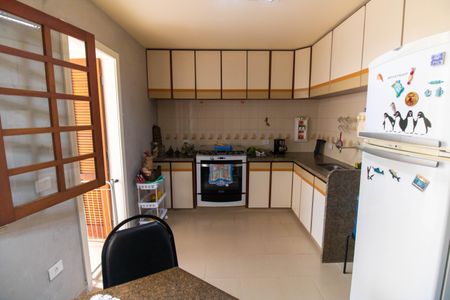 Casa à venda com 300m², 5 quartos e 2 vagas Casa à venda com 300m², 5 quartos e 2 vagasCozinha