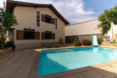 Casa à venda com 300m², 5 quartos e 2 vagas Casa à venda com 300m², 5 quartos e 2 vagasÁrea externa