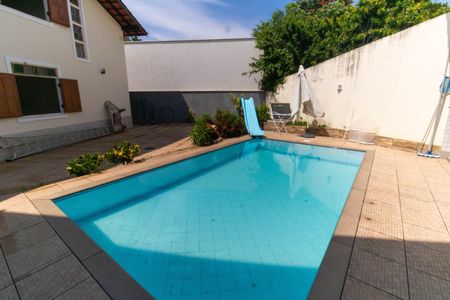 Casa à venda com 300m², 5 quartos e 2 vagas Casa à venda com 300m², 5 quartos e 2 vagasÁrea externa