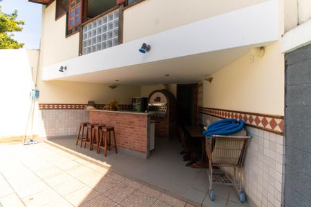 Casa à venda com 300m², 5 quartos e 2 vagas Casa à venda com 300m², 5 quartos e 2 vagasÁrea externa