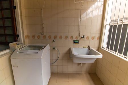 Casa à venda com 300m², 5 quartos e 2 vagas Casa à venda com 300m², 5 quartos e 2 vagasÁrea de Serviço