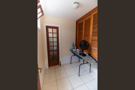 Casa à venda com 300m², 5 quartos e 2 vagas Casa à venda com 300m², 5 quartos e 2 vagasQuarto de Serviço