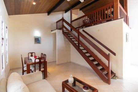 Casa à venda com 300m², 5 quartos e 2 vagas Casa à venda com 300m², 5 quartos e 2 vagasSala