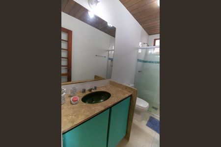 Casa à venda com 300m², 5 quartos e 2 vagas Casa à venda com 300m², 5 quartos e 2 vagasBanheiro Social