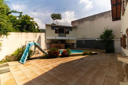 Casa à venda com 300m², 5 quartos e 2 vagas Casa à venda com 300m², 5 quartos e 2 vagasÁrea externa