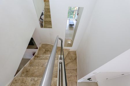 Apartamento à venda com 70m², 2 quartos e 2 vagas Apartamento à venda com 70m², 2 quartos e 2 vagasEscada
