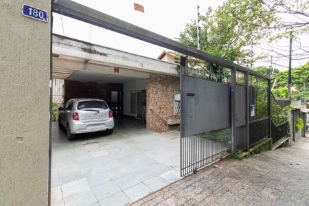 Casa à venda com 331m², 5 quartos e 4 vagasFachada