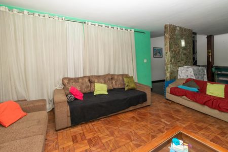 Casa à venda com 331m², 5 quartos e 4 vagasSala