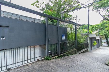 Casa à venda com 331m², 5 quartos e 4 vagasFachada