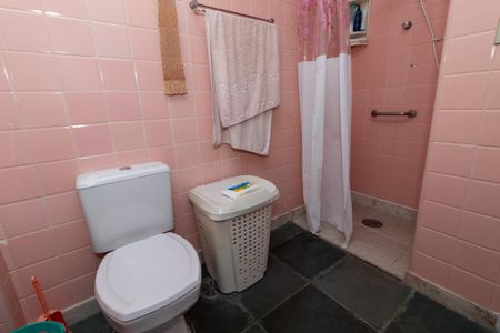 Casa à venda com 331m², 5 quartos e 4 vagasBanheiro 2