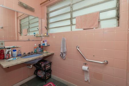 Casa à venda com 331m², 5 quartos e 4 vagasBanheiro 2