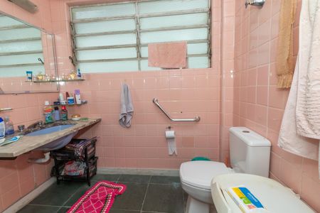 Casa à venda com 331m², 5 quartos e 4 vagasBanheiro 2