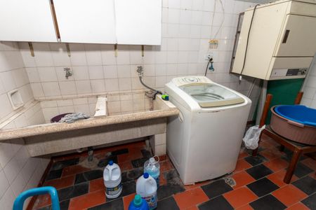 Casa à venda com 331m², 5 quartos e 4 vagasLavanderia