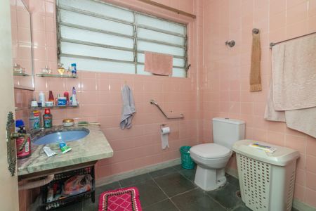 Casa à venda com 331m², 5 quartos e 4 vagasBanheiro 2