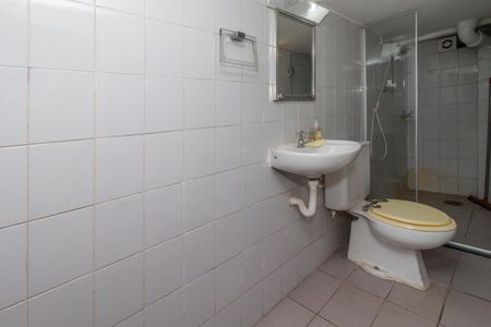 Casa à venda com 331m², 5 quartos e 4 vagasBanheiro do Subsolo