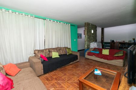 Casa à venda com 331m², 5 quartos e 4 vagasSala