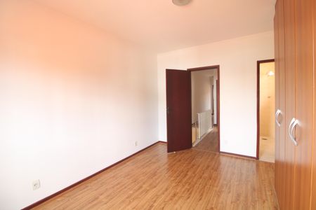 Casa à venda com 168m², 3 quartos e 2 vagasSuíte