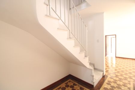 Casa à venda com 168m², 3 quartos e 2 vagasEscada