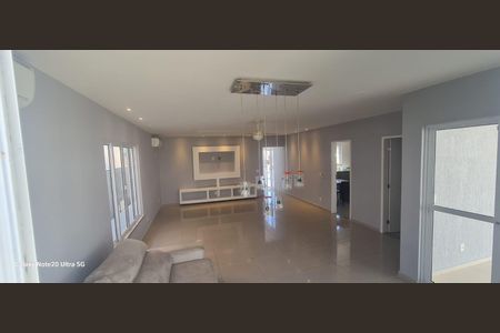 Sala de casa de condomínio para alugar com 3 quartos, 360m² em Itaipuaçu, Maricá