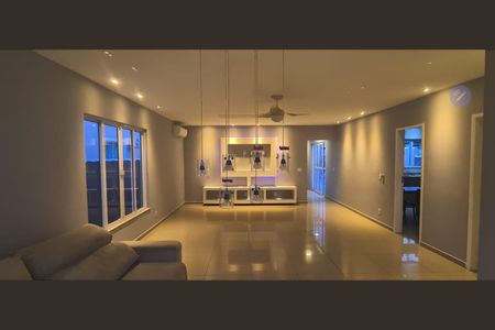 Sala de casa de condomínio para alugar com 3 quartos, 360m² em Itaipuaçu, Maricá